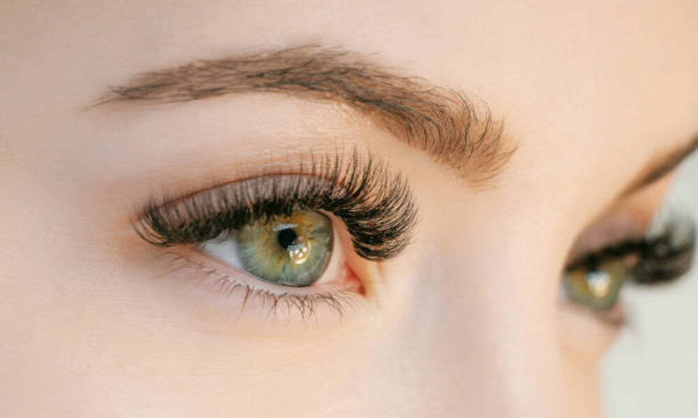 How to Grow Longer Lashes Naturally: Simple Tips That Really Work
